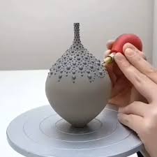 Pottery Video Slip Trailing Timelapse By Hannah Billingham Decorating A Hand Thrown Vase With Black Slip Do 2020 Comlek Isler Elisi Fikirleri Seramik Heykeller