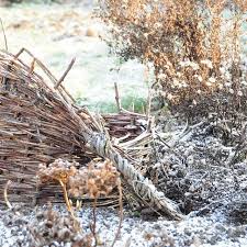 Ich Empfinde Es Immer Als Ganz Naturlich Wenn Gestaltungselemente Im Garten Zum Naturlich Teil Des Gartens Werde Dieser Alte Korb Aus Dem Im Fru Wood Texture