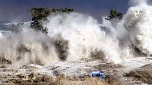 Das meer weicht plötzlich weit vom ufer zurück, weiter als bei normaler ebbe. Bilder Beben Tsunami Super Gau Tagesschau De