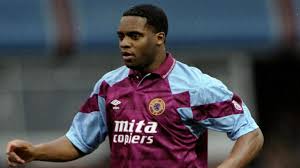 Ligi'nde fenerbahçe'de oynayan atkinson, wimbledon fc, aston villa, real 15 ağustos 2016'da i̇ngiliz polisi tarafından elektrikli şok silahıyla vurulup hayatını kaybetmiştir. Epl 2021 Premier League News Dalian Atkinson Murder Trial Aston Villa Court News Updates