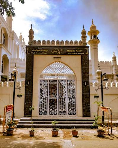 ಬೆಂಗಳೂರು ಸಂಚಾರಿ🇮🇳 | ಮಸ್ಜಿದ್-ಎ-ಅಸ್ಕರಿ🕌 Masjid-e-Askari is a tribute to Persian trader Aga Ali Asker, the brain behind many architecturally-rich heritage... | Instagram