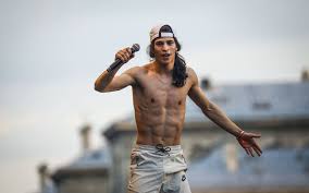 Moha la squale au concert de pnl avec sa copine ! Le Rappeur Moha La Squale Convoque Au Tribunal Pour Menaces De Mort Avec Arme Le Parisien