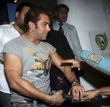 Shah Rukh Khan Versus Salman Khan How It All Started Bollywood Journalist Like srk said, him and salman are like parallel. shah rukh khan versus salman khan how