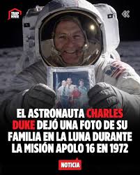 FueradeTópico El astronauta de la Apolo 16, Charles Duke, dejó una foto  familiar sellada en plástico (con una nota en la parte posterior) en la  superficie lunar en 1972. La Luna no