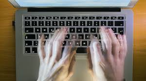 Ist das 10 finger system als lernender informatiker in support wichtig? Buro Der Mit Zehn Fingern Tippt Karriere Sz De