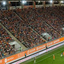 Jak zagłębie lubin spadało to lubiński blacharz miał co robić przy drogich samochodach w derbach dś piłkarze śląska też musieli w akompaniencie jobów pozbywać się koszulek, bo na te według kibiców już nie zasługiwali. Kibice Kghm Zaglebie Lubin