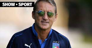 Official twitter of roberto mancini cara italia, uniti sotto un unico cielo azzurro, con indosso la maglia azzurra, stringiamoci in un unico coro. Roberto Mancini Italien Gewinnt Zwei Spiele Und Geht In Die Playoffs Der Nations League Roberto Mancini Team Holland Team Italy