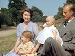 El palacio de buckingham negó entonces que su ingreso reciente en el hospital estuviera relacionado con el coronavirus, pese a que su hijo carlos y su nieto guillermo. Como Surgio El Flechazo Entre Isabel Ii Y El Duque De Edimburgo Han Superado La Prueba Del Tiempo Porque Se Amaban De Verdad