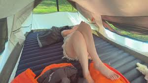 野外露营时，直接掏出鸡巴塞进她嘴里。