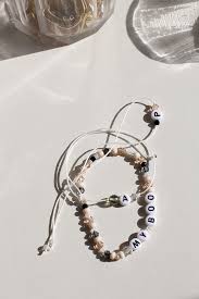 Fädle nach lust und laune perlen auf bis dein armband die gewünschte länge erreicht hat. Diy Perlenarmbander We Love Handmade