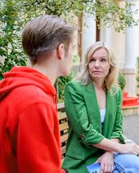 Greta und Julian vertrauen sich ihre Sorgen an. . . . #sturmderliebe #sdl  #ard #bichlheim #fürstenhof #julianspecht #timborys #gretabergmann  #lauraosswald #freunde #freundschaft #friendship #friends #telenovela  #tvshow #tvproduction #tvproduktion ...