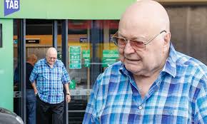 Последние твиты от bert mufc newton (@bertlcnewton). Bert Newton Spotted At A Tab Despite Wife S Ultimatum To Kick Him Out Of The Home Over Gambling Daily Mail Online