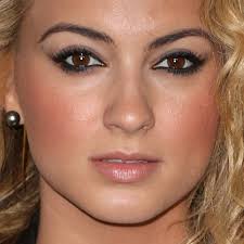 Tori Kelly's Makeup Photos & Products