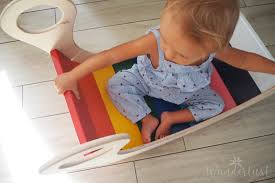 Zeichnen sie die schräge an, mit der sie die vordere aussparung in die seitenteile schneiden müssen. Regenbogenwippe Diy Mit Bauanleitung Und Druckvorlage