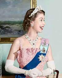 Queen elizabeth﻿ chases a young prince william as the duke and duchess of york﻿ are driven away from their 1986 wedding ceremony in recently resurfaced footage. Beautiful Young Queen Young Queen Elizabeth Princess Elizabeth Queen Elizabeth