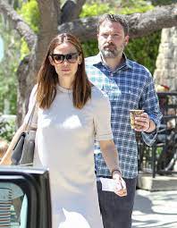 The actress has moved on with a man by the name of john miller! How Jennifer Garner S Boyfriend John Miller Feel About Ben Affleck S Jen Interviews