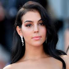 تداول رواد مواقع التواصل الاجتماعي صورا مقتطعة من حسابات وهمية لكلا من الفنانة المصرية ياسمين صبري، وعارضة الأزياء جورجينا زوجة اللاعب العالمي كريستيانو رونالدو. Ø¬Ùˆ 24 ØµÙˆØ± Ø¬ÙˆØ±Ø¬ÙŠÙ†Ø§ Ø±ÙˆØ¯Ø±ÙŠØ¬ÙŠØ² ØªØªØ£Ù„Ù‚ Ø¨Ø¬Ù…Ø§Ù„Ù‡Ø§ ÙÙŠ Ù…Ù‡Ø±Ø¬Ø§Ù† ÙÙŠÙ†Ø³ÙŠØ§