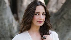 The program is fifth in a series of remakes of the 1981 chilean telenovela la madrastra. Quien Mato A Sara Conoce Al Elenco Del Nuevo Thriller Mexicano De Netflix Vidamoderna Com