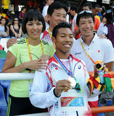 In 2018 sani brown moved to the west of england to work as an athlete at a train station. Abdul Hakim Sani Brown Family Mother Akiko On The Left Track And Field Athlete Tokyo Olympics National High School