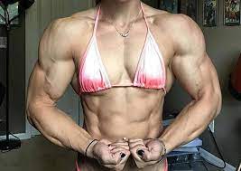 Bodybuilder, der steroide in arm injiziert. Wie Lange Braucht Man Um Solche Muskeln Aufzubauen Frau Frauen Bodybuilding