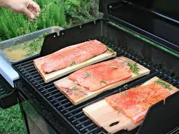 Lachs Grillen Rezepte Mit Und Ohne Marinade Und Ideen Fur Zubereitung In Alufolie Oder Auf Zedernholz Gasgrill Rezepte Fisch Gegrillt Lachs Mit Haut Grillen