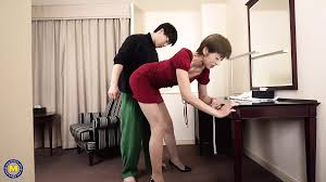 Asyalı olgun anne kirli üvey oğlundan gerçek yardım alıyor çevrimiçi izle