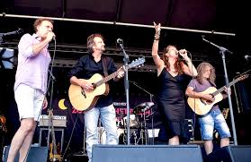 Maybe you would like to learn more about one of these? Grote Verhalen Friends Zomer Op Het Plein Vlnr Han Van Eijk Peter Van Vleuten Helen Botman Rob Winter Fotog Concerten Live Muziek Theatervoorstelling