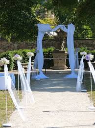 Blumenbogen Mit Stoffbahnen Im Natur Look Mit Ast Spaliere Mit Blumen Fur Die Freie Trauung Hochzeitsdeko Hochzeit Blumenschmuck Hochzeit Hochzeitsdekoration