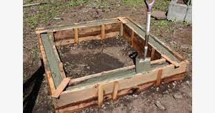 How To Make Poured Concrete Raised Beds Themessygardener Blogspot Com Building Raised Garden Beds Concrete Garden Garden Beds