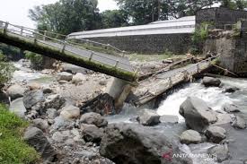 Kota pasuruan merupakan sebuah kota di provinsi jawa timur, indonesia. Jembatan Penghubung Gempol Pandaan Ambrol Diterjang Banjir Antara News Jawa Timur