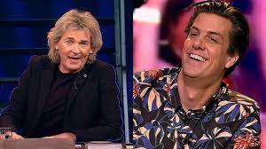 Slim zijn, slim spelen en sympathiek zijn komt samen. Matthijs Van Nieuwkerk En Zanger Van Snollebollekes Worden Tv Duo