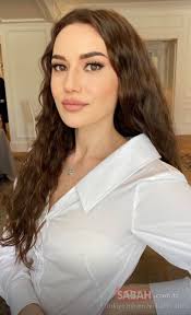 Fahriye evcen özçivit is a 34 year old turkish actress. Fahriye Evcen Den Evinin Bahcesinde Yeni Payl Zaher News