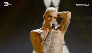 Achille lauro ha accompagnato il pubblico della kermesse realizzando performance curate nei minimi dettagli sanremo delivery per achille lauro, ospite fisso del festival. Achille Lauro Me Ne Frego Ed E Subito Look Choc A Sanremo 2020 Delirio Social Foto E Video Notizie Audaci