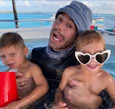 Born 8 may 1975) is a spanish singer, songwriter, record producer, and actor.he started his recording career in the mid nineties on mexican indie label fonovisa and became the best selling spanish language act of the decade. Photos Of Anna Kournikova And Enrique Iglesias Three Children People Com