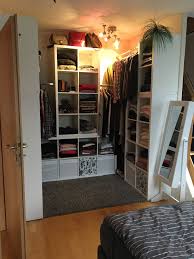 Begehbarer Kleiderschrank Mit Ikea Kallax Kleiderschrank Ikea Kleiderschrank Kleine Schlafzimmer Schranke