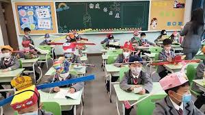 Siswa di China Pakai Topi Social Distancing Saat Kembali Sekolah Usai  Lockdown Akibat Covid-19 - Tribunnews.com Mobile