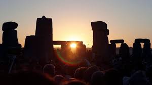 2021 stonehenge summer solstice celebrations will be going ahead! Summer Solstice 10 000 Watch Sunrise At Stonehenge Abc News