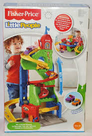 Bauer jed kümmert sich fleißig um all seine tiere auf dem bauernhof, und das kind kann ihm helfen. Fisher Price Little People Hochhausrennbahn Kaufland De