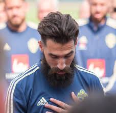 Jakup jimmy durmaz, né le 22 mars 1989 à örebro en suède, est un footballeur international suédois évoluant comme milieu gauche au fatih karagümrük en prêt du galatasaray sk. Wm 2018 Schwedens Unglucksrabe Durmaz Weint Nach Anti Rassismus Demo Welt