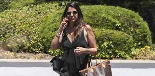 Con un semblante serio que refleja la preocupación por su hermana, irene carbonero ha acudido este jueves a ver a su hermana mayor, que continúa ingresada tras su operación. Sara Carbonero Recibe La Visita De Su Hermana