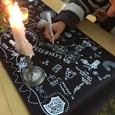 Eine Geburtstagstafel Mit Tischdeko Aus Tafelstoff Und Plotzlich Zeichnen Und Schreiben Die Gaste Tischdeko Geburtstag Tischdeco Geburtstag Geburtstag Ideen