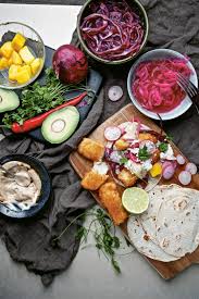 Efter stor efterspørgsel kommer her vores nye serie middag på 10 minutter, inspireret af mit store idol gordon ramsay, hvor jeg på tid laver nemme og budgetvenlige retter. Crispy Fish Tacos Med Mango Och Avokadosalsa Kalsallad Och Chipotlemajo Sofia Henriksson Mygate Magazine