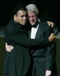Ali était bien conscient de l'injustice raciale qui se trouve au cœur du système judiciaire américain, où les noirs pauvres sont entreposés dans le vaste bill clinton et barack obama devraient baisser la tête de honte pour avoir osé essayer de s'associer à mohamed ali et son héritage après sa mort. Pin On Sailing Adventures