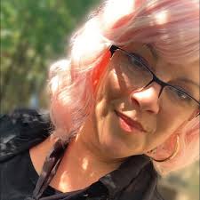 We love Meadowfield Elementary -carline festivity this morn 💙 the great  tate 💙 ready to hop out-does his impression of Dr. Keller(assistant  principal)-said “he says it everyyyy day