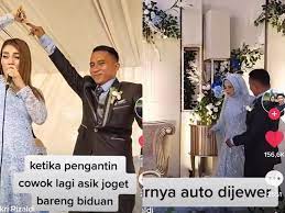 Tik tok keren pengantin mirip barbie. Viral Pengantin Pria Dijewer Istri Joget Bareng Biduan Di Hari Pernikahan