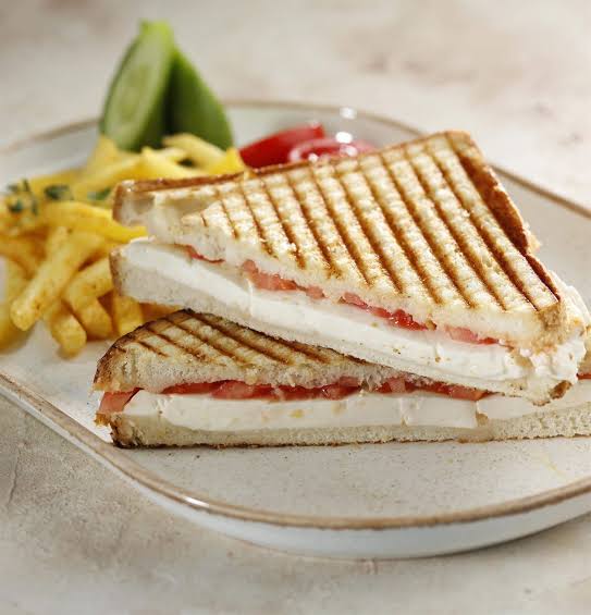 BEYAZ PEYNİRLİ DOMATES