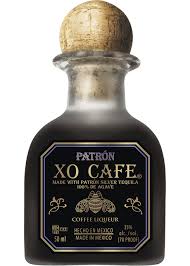 Ein hübsch geschichteter drink mit gleichen teilen kaffeelikör, irish cream likör (z.b. Patron Xo Cafe Total Wine More