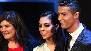 Georgina rodríguez e cristiano ronaldo estiveram dois meses a viver no funchal ao lado de dolores aveiro e da restante família do jogador. Dolores Aveiro E Georgina Felicitam Cr7