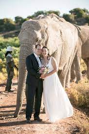 So war es bereits in vorchristlicher heidnischer zeit. Hochzeit Auf Sudafrikanisch Mit Elefant Und Wundervollen Hochzeitsblumen Brautkleid Herzlichen Gluckwunsch Hochzeitsblumen Braute Braut
