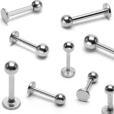 The vertical labret piercing, unlike the standard labret, actually goes through the lip. Vente Piercing Levre Labret Acier A Boule